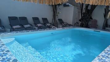 Piscina stagionale all'aperto, ombrelloni da piscina, lettini