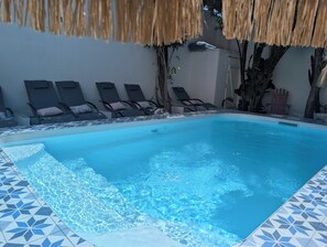 시즌별로 운영되는 야외 수영장, 11:30 ~ 20:00 오픈, 수영장 파라솔, 일광욕 의자