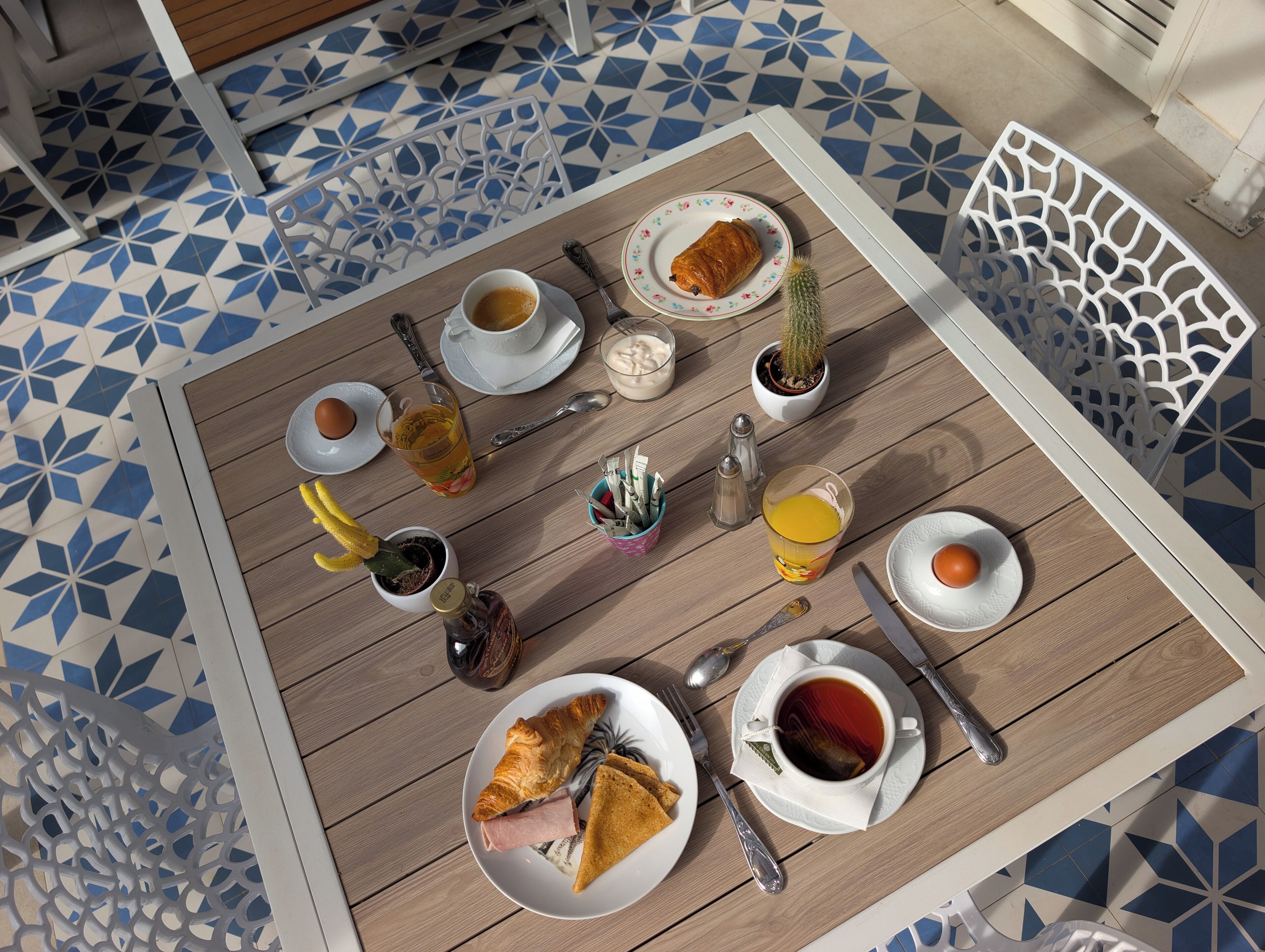 daily continental breakfast (eur 15 per person)