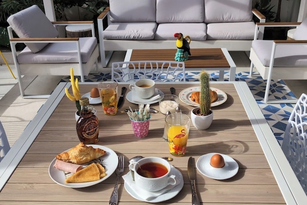 Daily continental breakfast (EUR 15 per person)