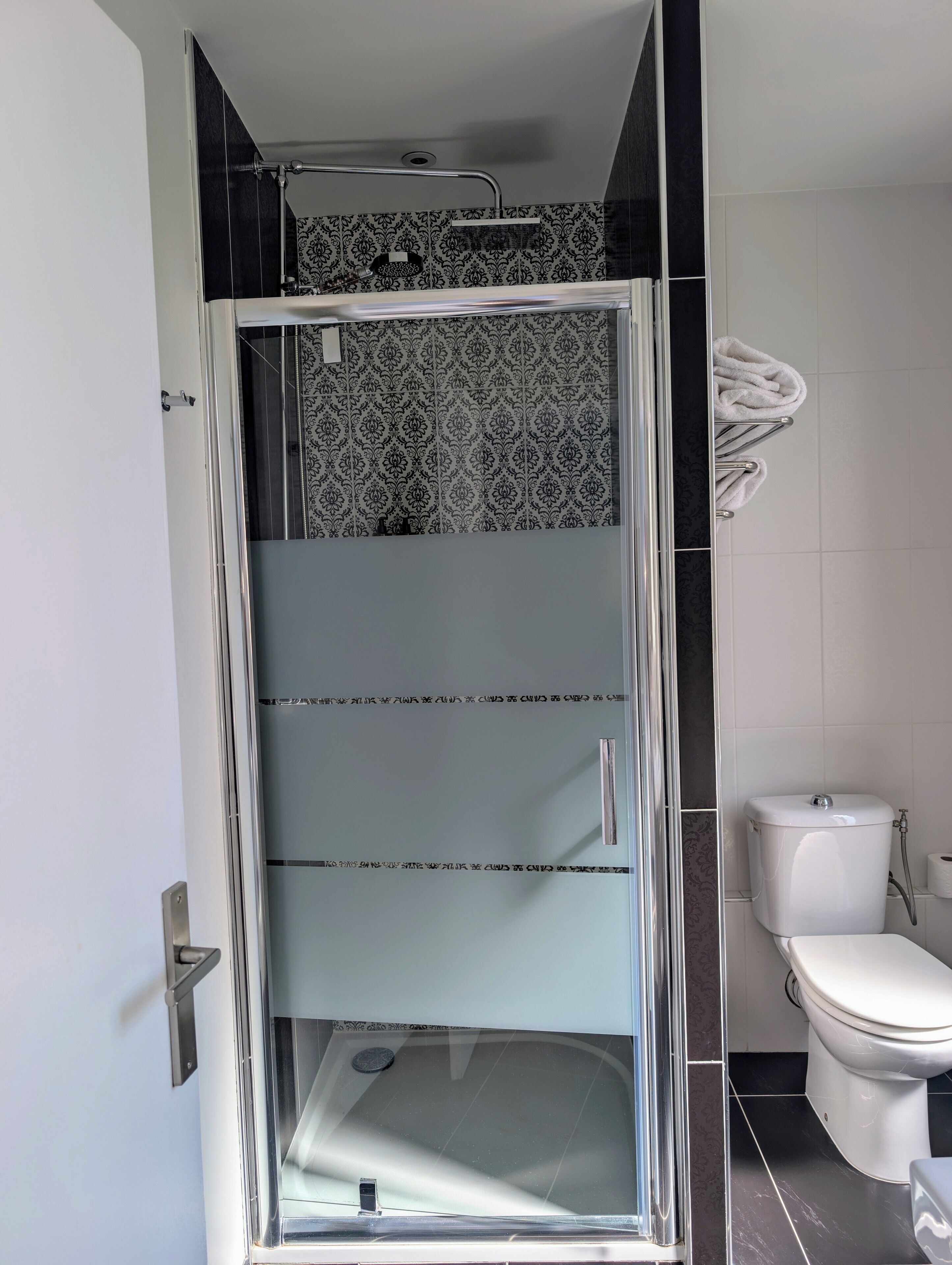 standard double room | bathroom | bathtub, towels