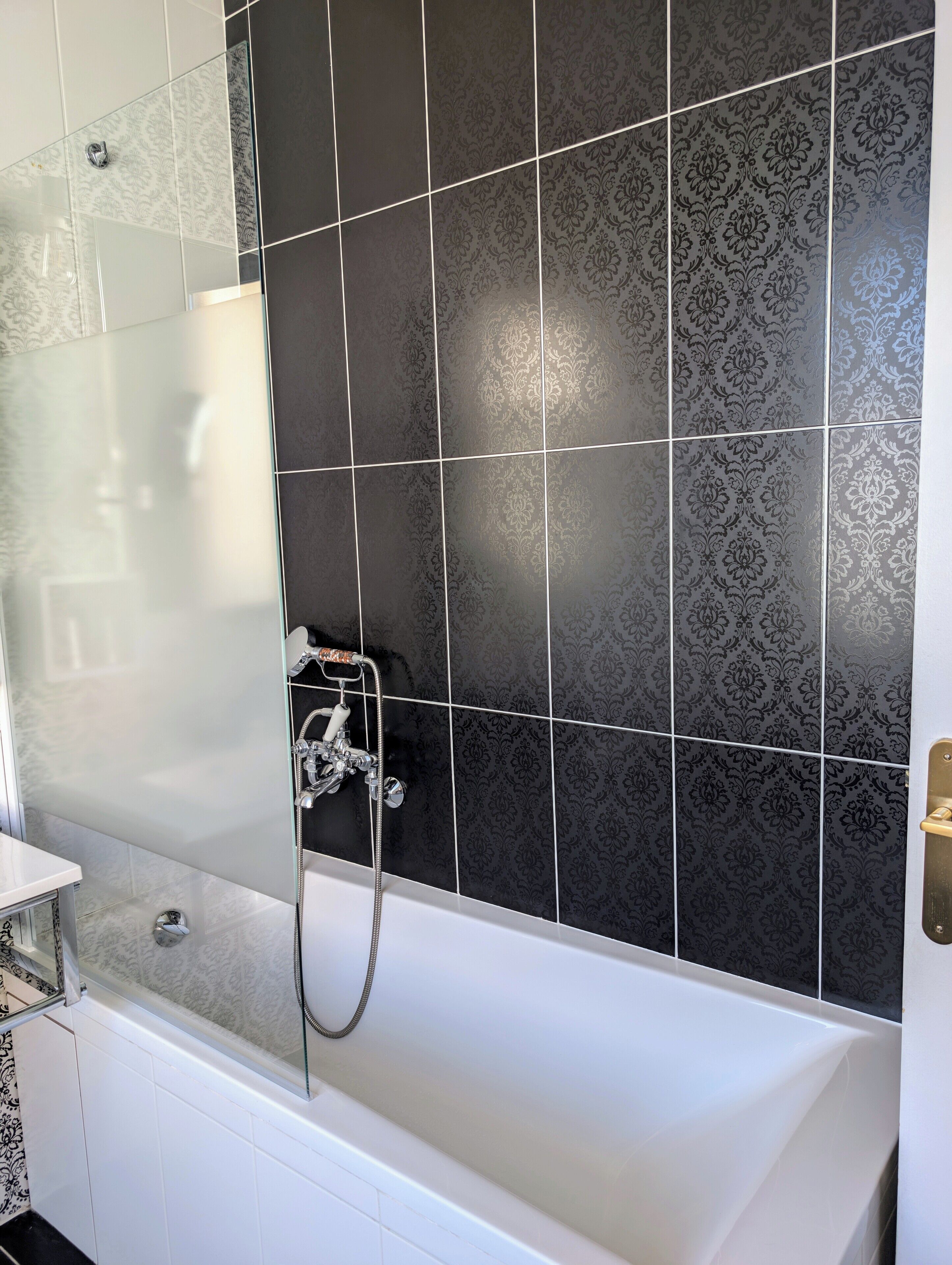 triple room | bathroom | bathtub, towels