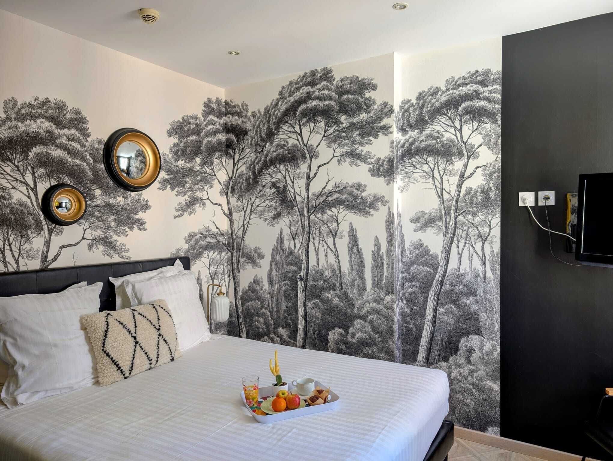 Ylelliset vuodevaatteet, tallelokero huoneessa, työpöytä, pimennysverhot