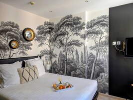 高档床上用品、客房内保险箱、办公桌、遮光窗帘