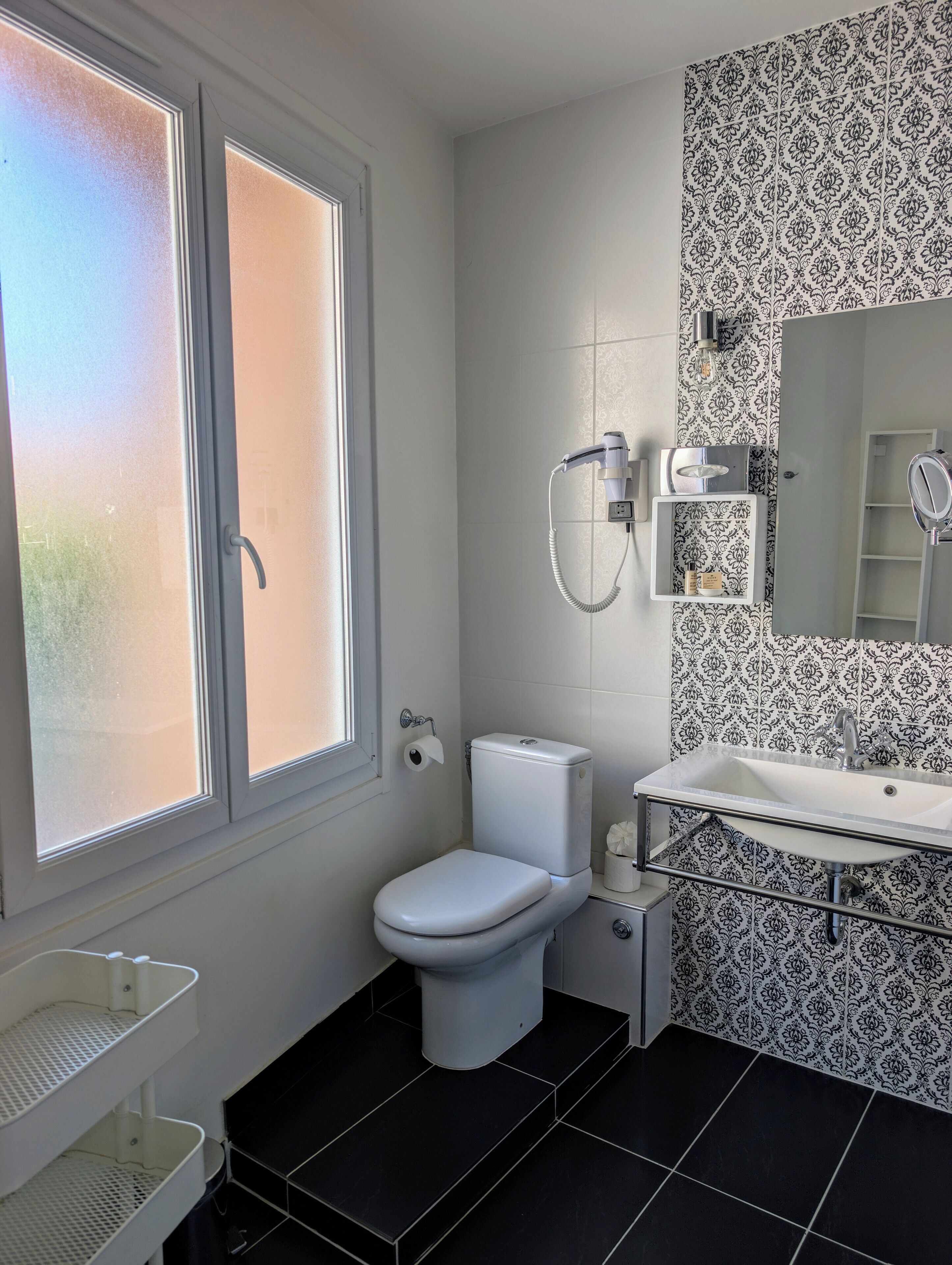 suite | bathroom | bathtub, towels