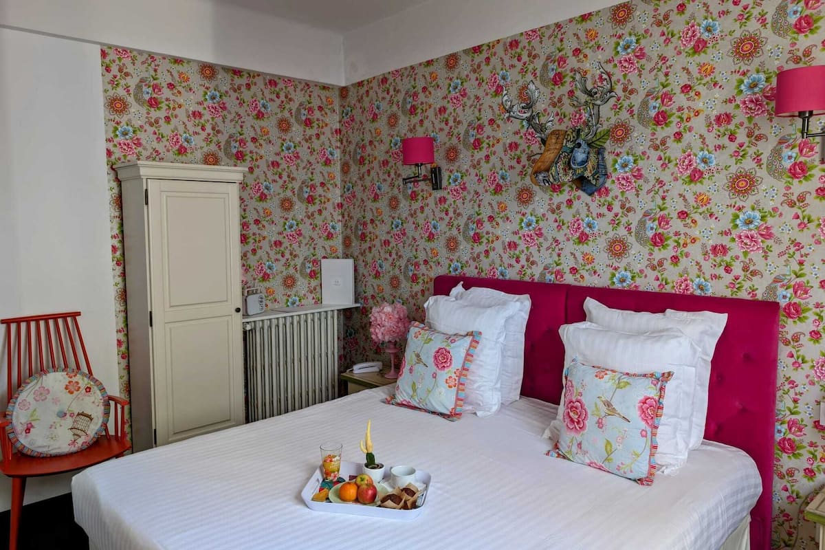 2 bedrooms, premium bedding, in-room safe, desk