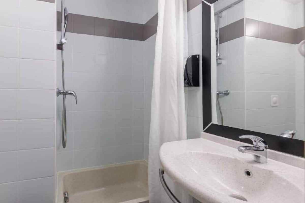 Ducha, secador de pelo, toallas, jabón