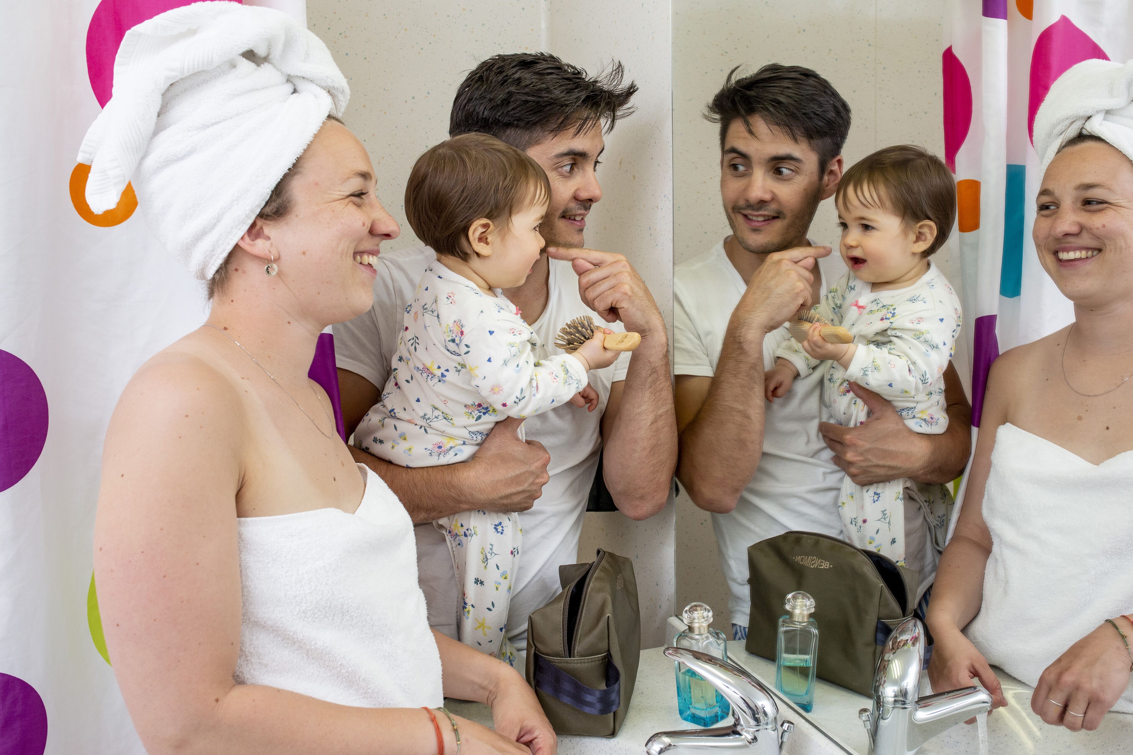 Un baño con espejo, lavamanos y artículos de aseo.