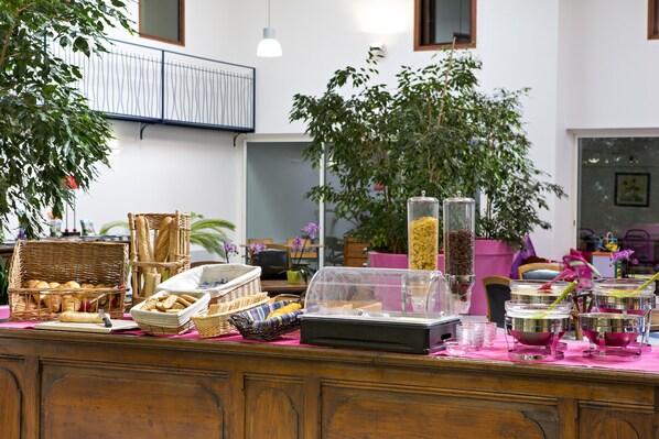 Daily buffet breakfast (EUR 10 per person) - B&B HOTEL Aurillac Le Lioran (Aurillac)