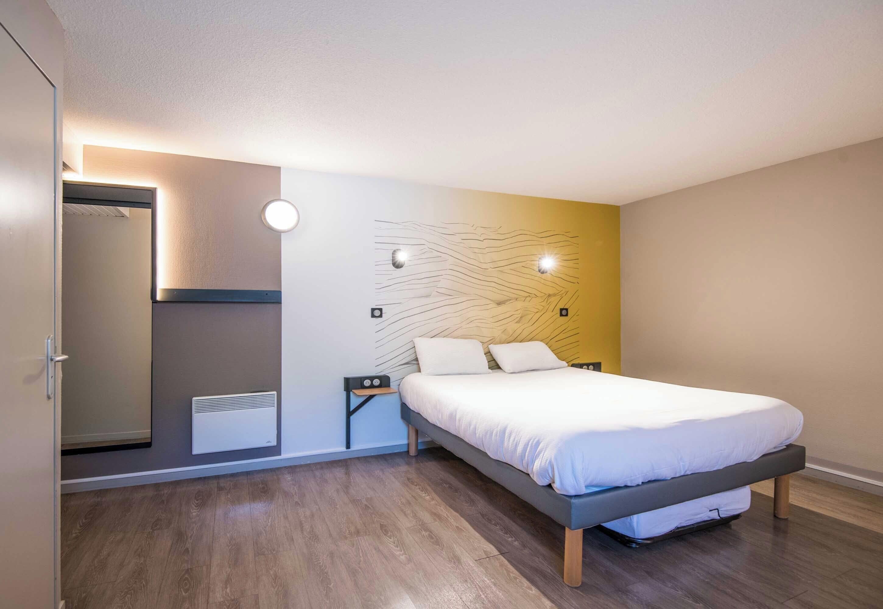 Classic Double Room, 1 Queen Bed, Mobility Accessible