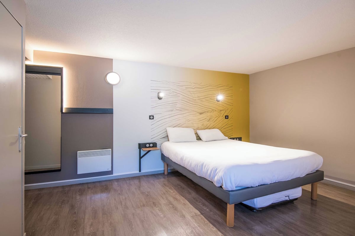 Classic Double Room, 1 Queen Bed, Mobility Accessible | Tempur-Pedic beds, individually decorated, individually furnished, desk
