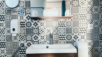 Quarto casal ou duplo standard | Banheiro | Chuveiro/banheira combinados, produtos de toalete grátis