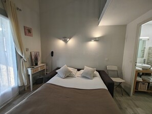 Family Room, 1 Bedroom | Individually decorated, laptop workspace, free WiFi, bed sheets - Auberge des Pins (Tourrettes)