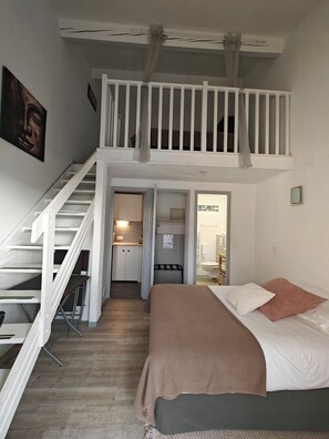 Family Room, 1 Bedroom | Individually decorated, laptop workspace, free WiFi, bed sheets - Auberge des Pins (Tourrettes)