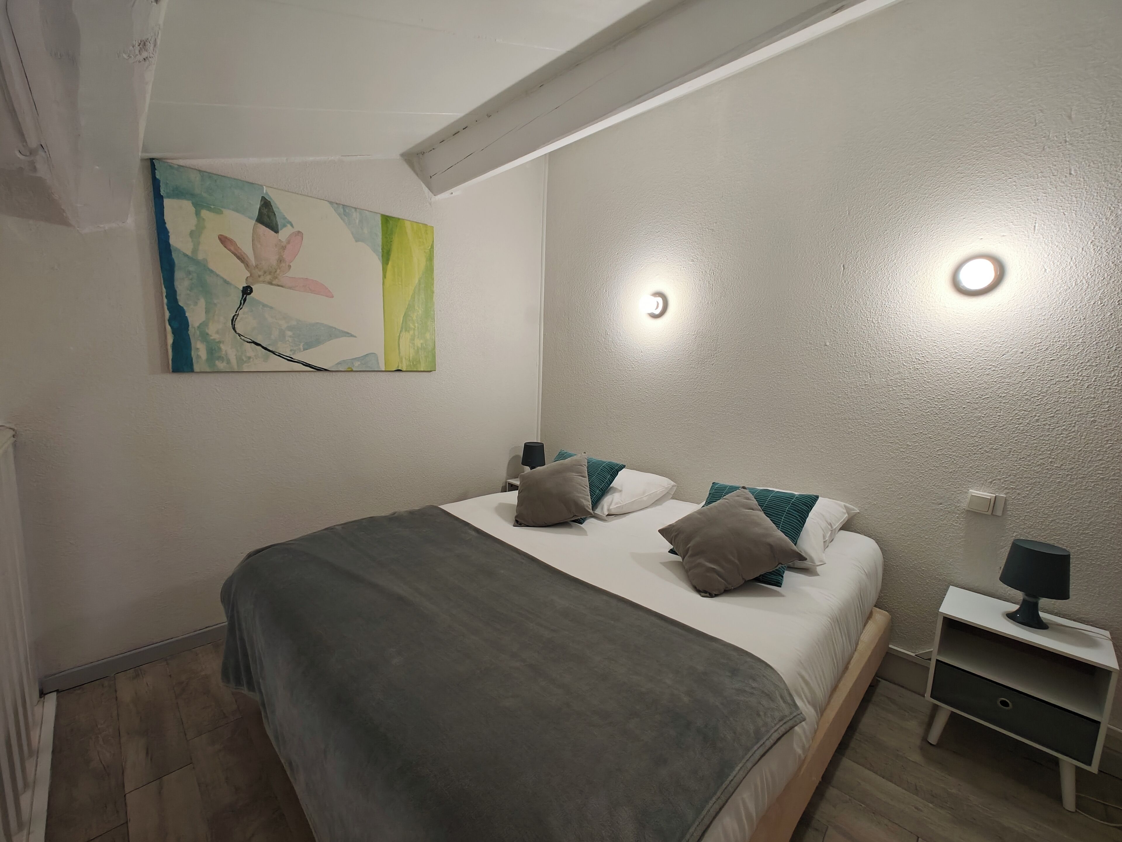 Didekorasi berbeda-beda dan ruang kerja ramah laptop