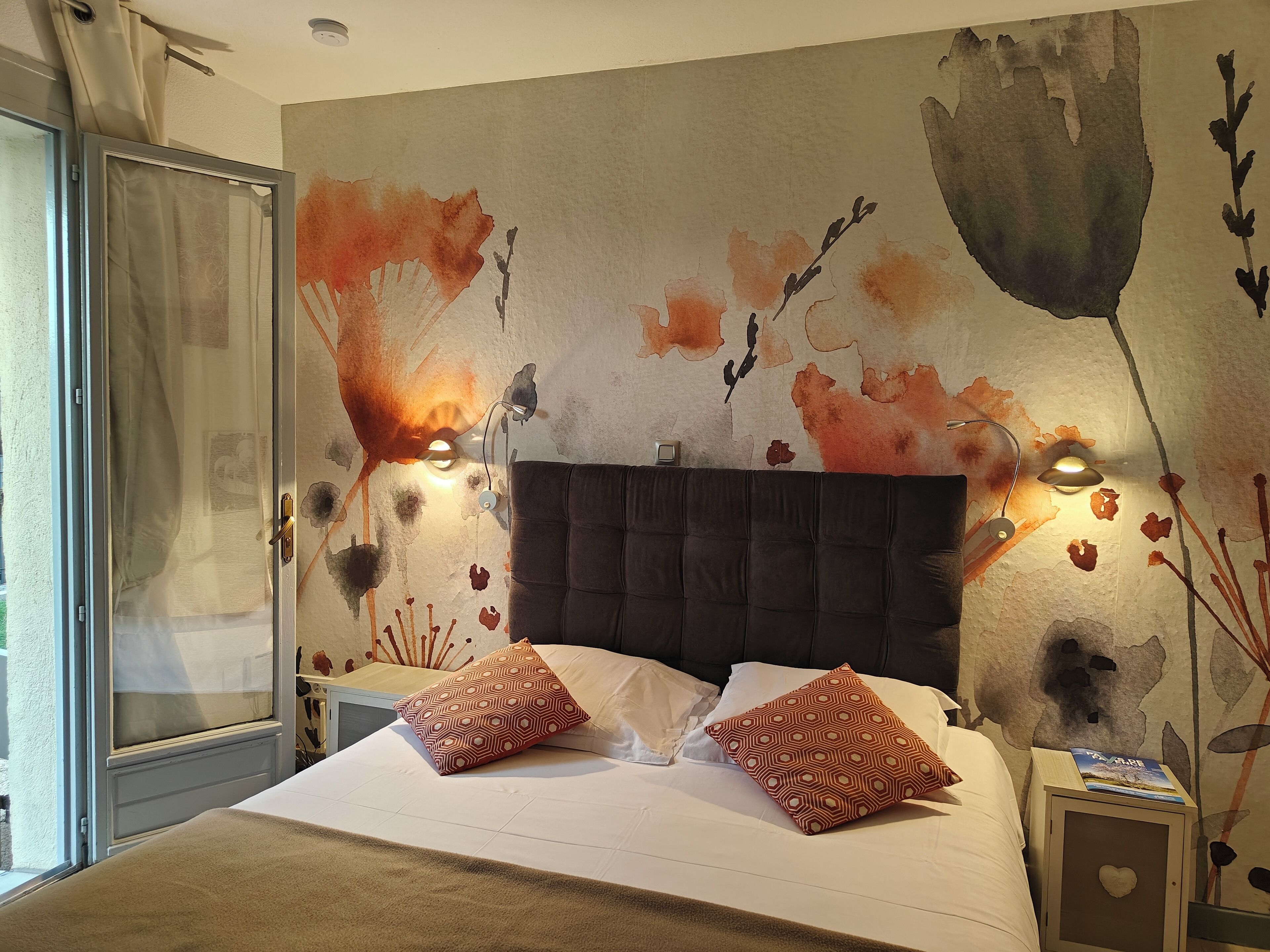 Kamar Double atau Twin Standar | Didekorasi berbeda-beda dan ruang kerja ramah laptop