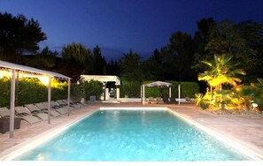 Piscine extérieure, parasols de plage, chaises longues