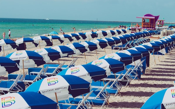 Perto da praia, espreguiçadeiras, toalhas de praia