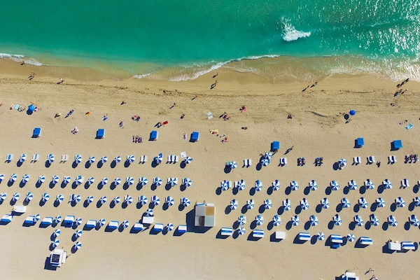 Playa en los alrededores, camastros y toallas de playa