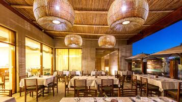 2 restaurants, spécialités Cuisine internationale