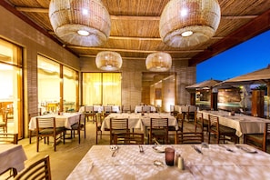 2 restaurants, breakfast, lunch, dinner served; international cuisine