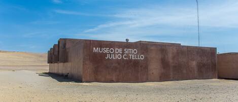 A large, rectangular building with the inscription "MUSEO DE SITIO JULIO C. TELLO" on its side.