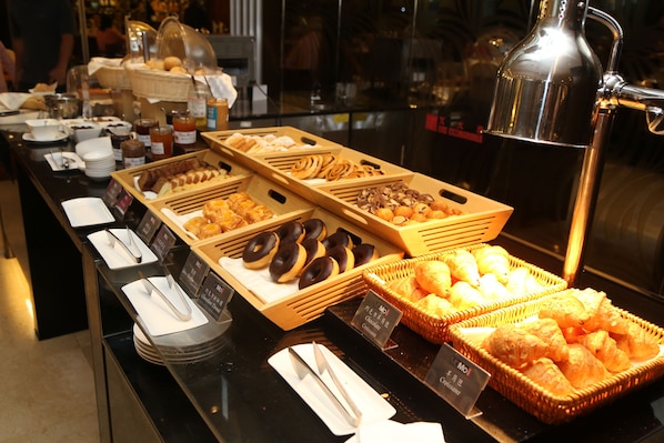 Daily buffet breakfast (CNY 116.6 per person) - Courtyard by Marriott Shanghai Xujiahui (Shanghai)