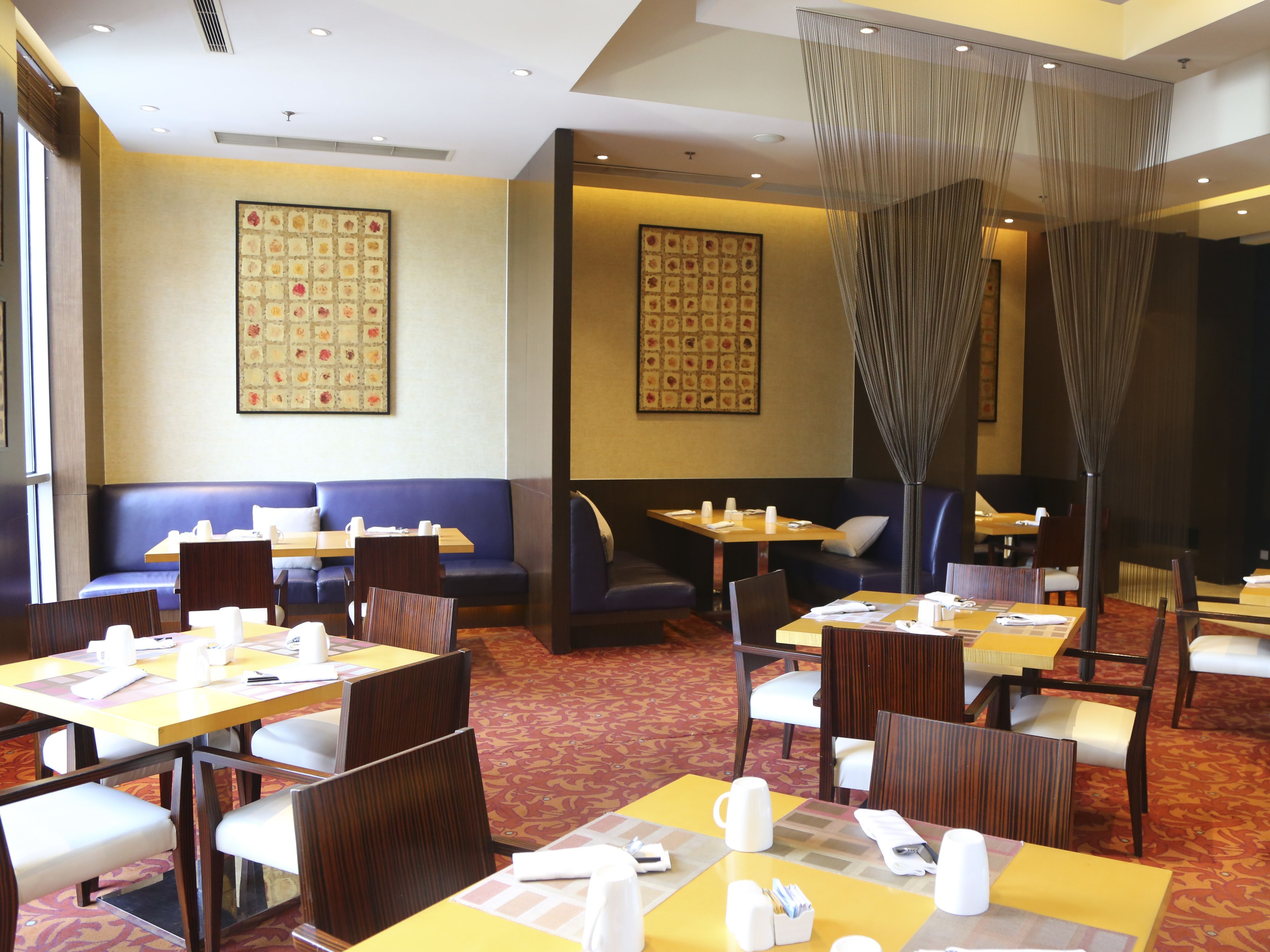 Phục vụ bữa sáng, bữa trưa và bữa tối 