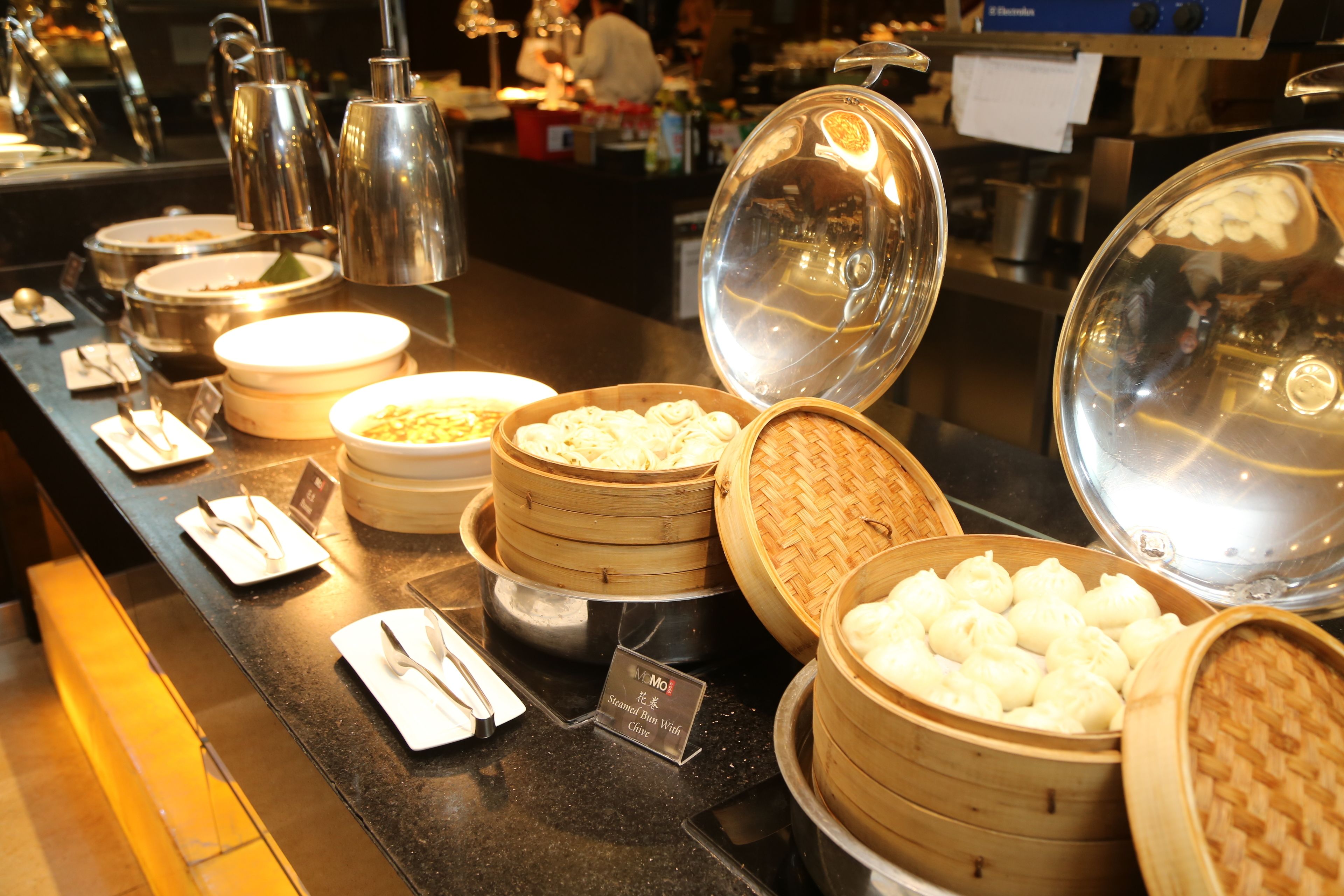 Een buffet met diverse gerechten en bestek.
