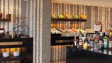 2 bars/lounges