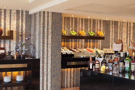 2 bars/lounges