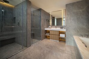 Combined shower/tub, hydromassage showerhead, free toiletries