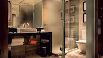 Combined shower/bathtub, hydromassage showerhead, free toiletries