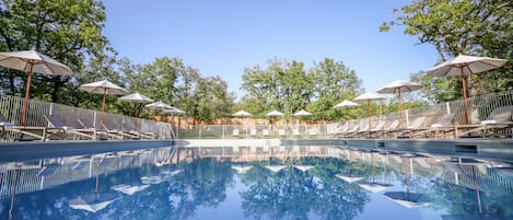 Piscina stagionale all'aperto, ombrelloni da piscina, lettini