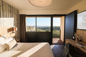 Chambre Supérieure double | In-room safe, individually furnished, desk, laptop workspace