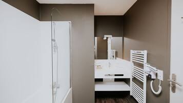 Un baño con ducha, inodoro y lavamanos.