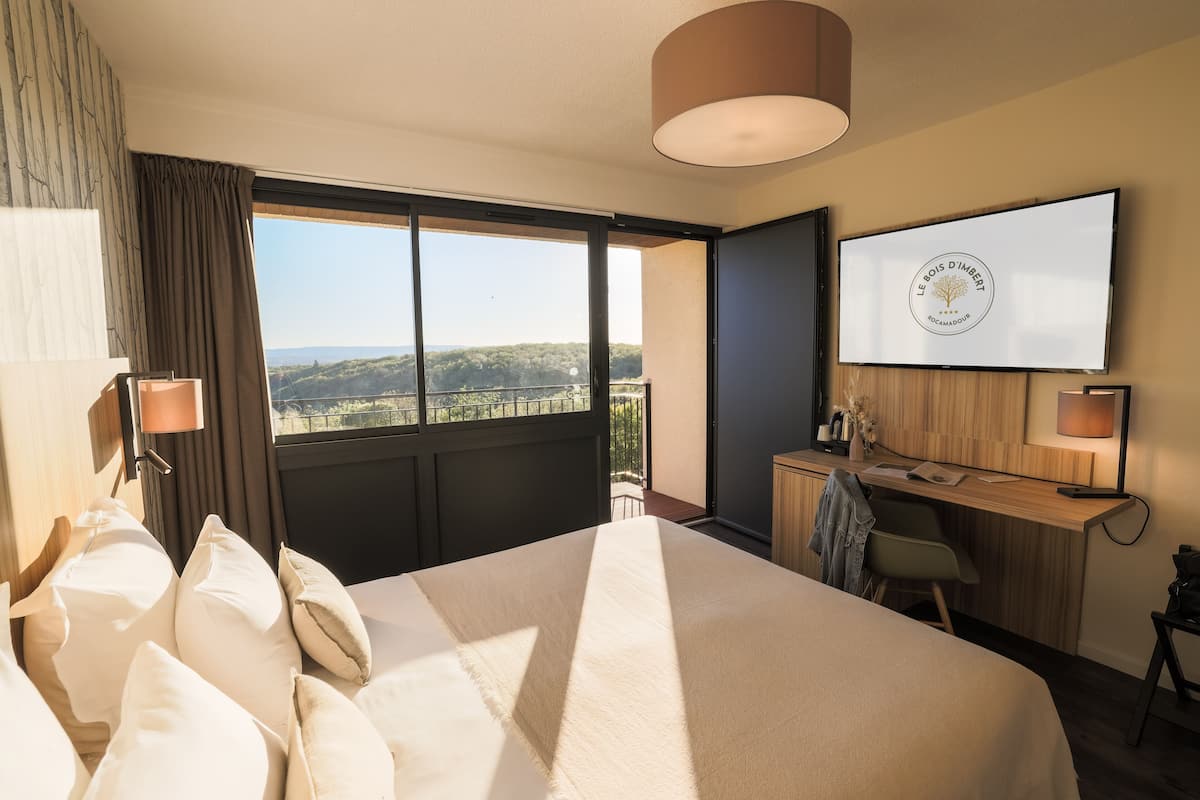 deluxe double room | 1 bedroom, in-room safe, individually furnished, desk