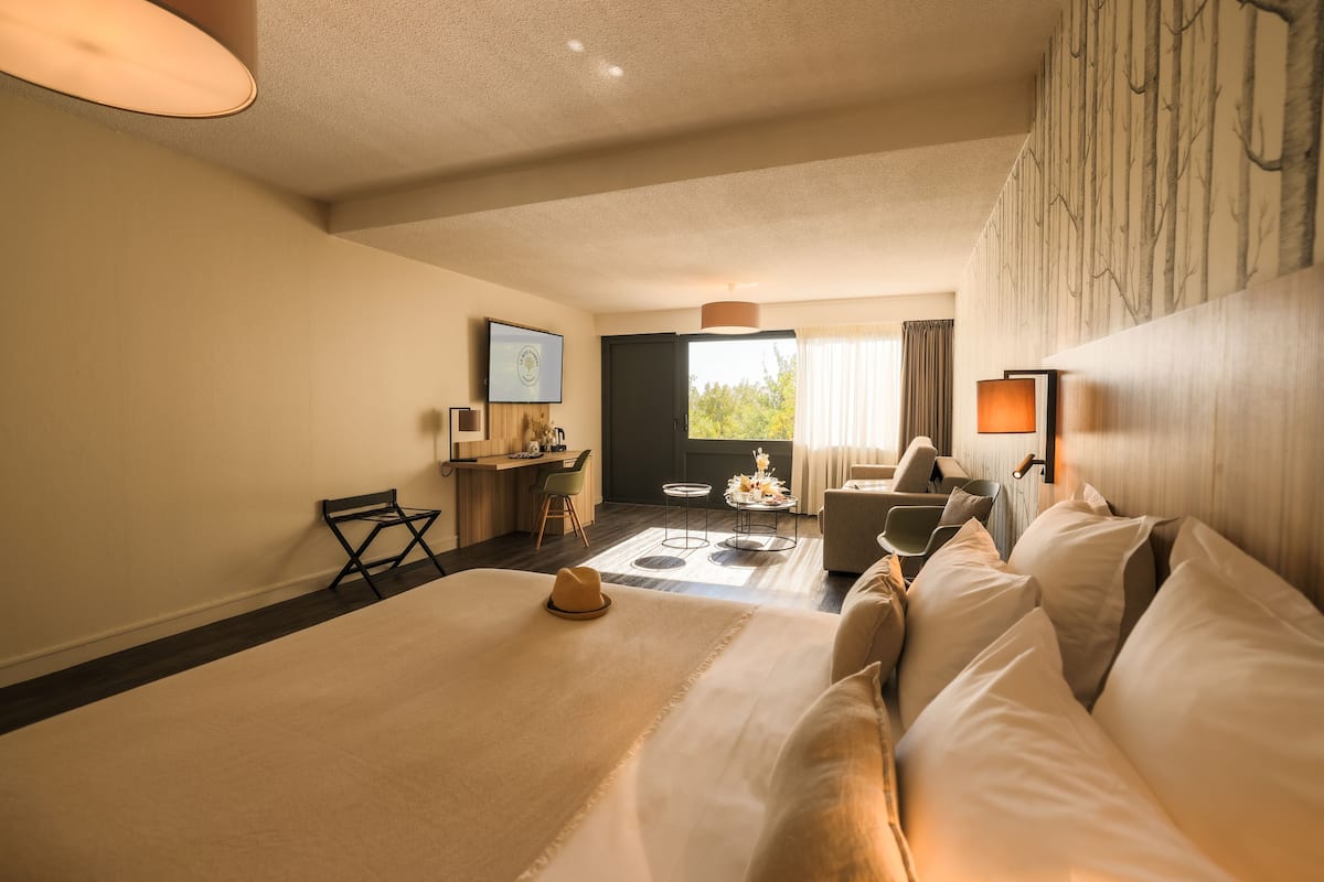 family room | 1 bedroom, in-room safe, individually furnished, desk