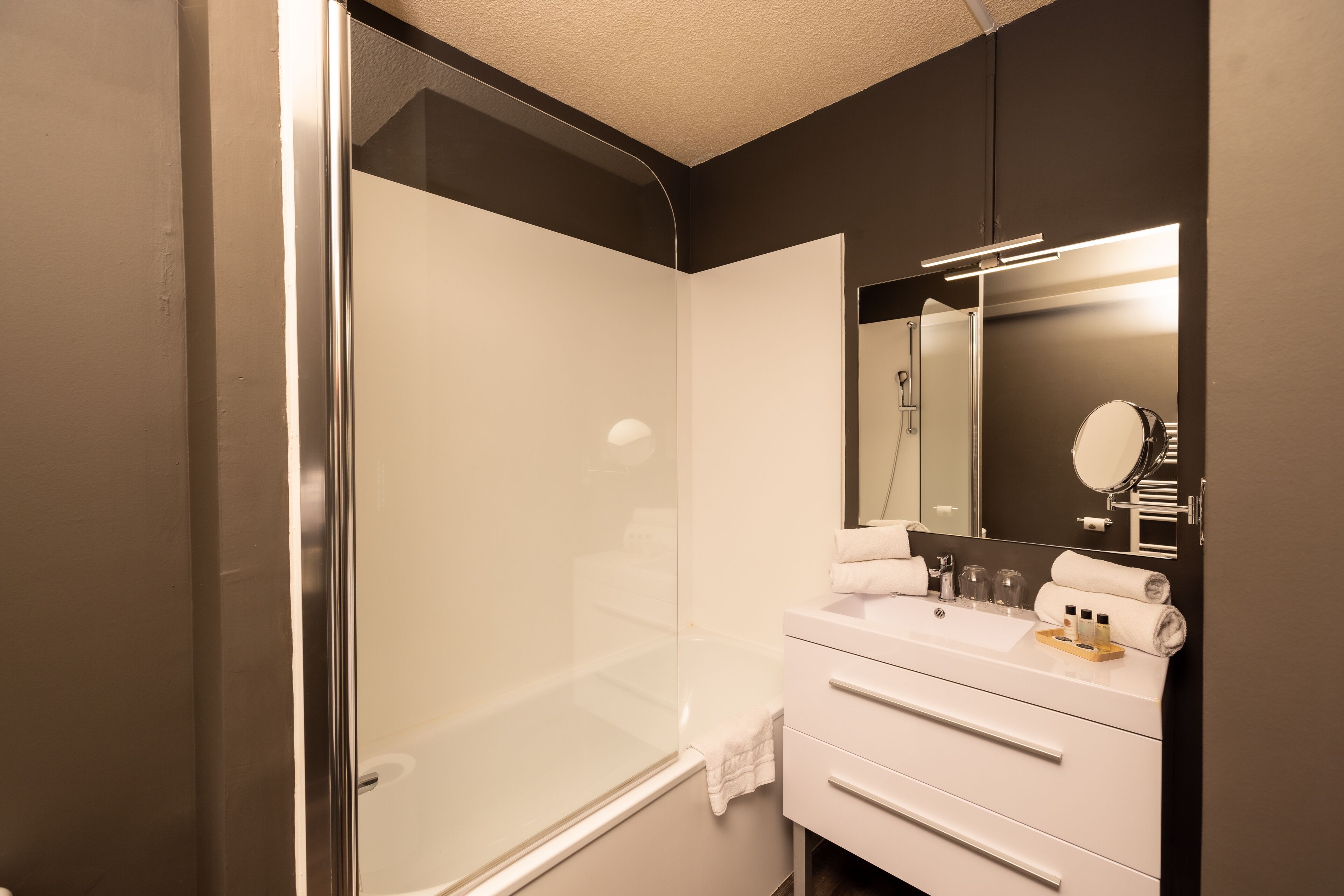 standard double room | bathroom | free toiletries, hair dryer, towels, soap