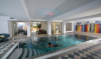 Una piscina cubierta, tumbonas