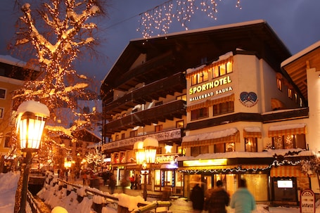 A hotel with a sign reading "SPORTHOTEL HALLENBAD SAUNA".