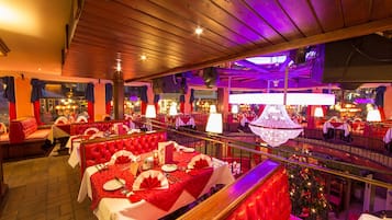 3 restaurants, breakfast, lunch, dinner served; international cuisine