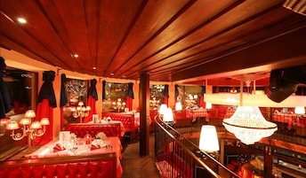 3 restaurants; breakfast, lunch and dinner served 