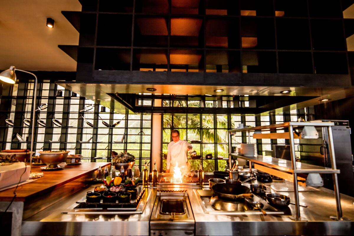 3 restaurants, breakfast, lunch, dinner served; international cuisine