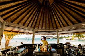 3 bars/lounges, poolside bar, beach bar - Holiday Inn Resort Kandooma Maldives by IHG (Kandooma)