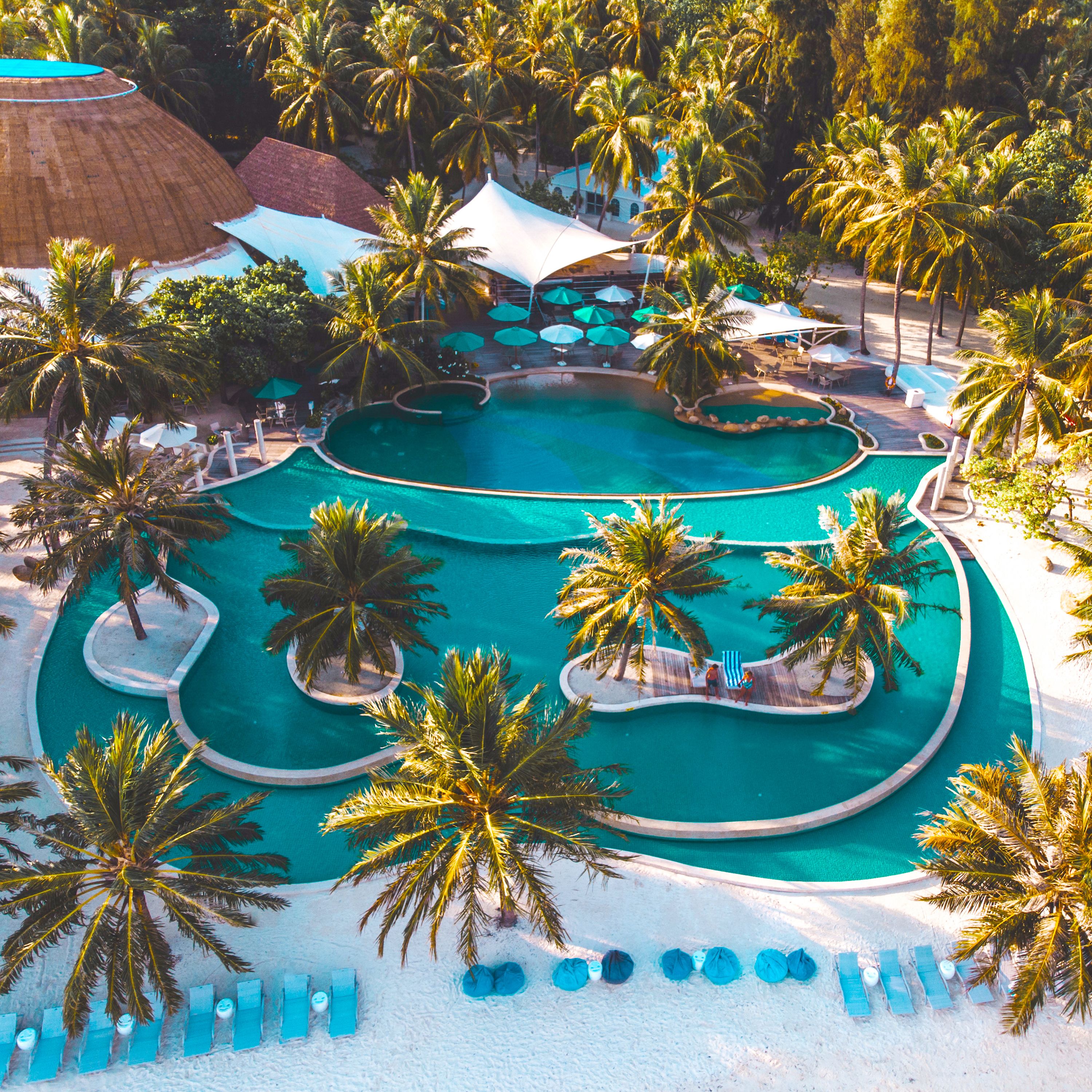 2 εξωτερικές πισίνες, ξαπλώστρες