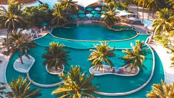 2 utendørsbassenger og solsenger