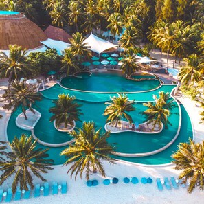 2 kolam renang terbuka, kerusi lepak pantai