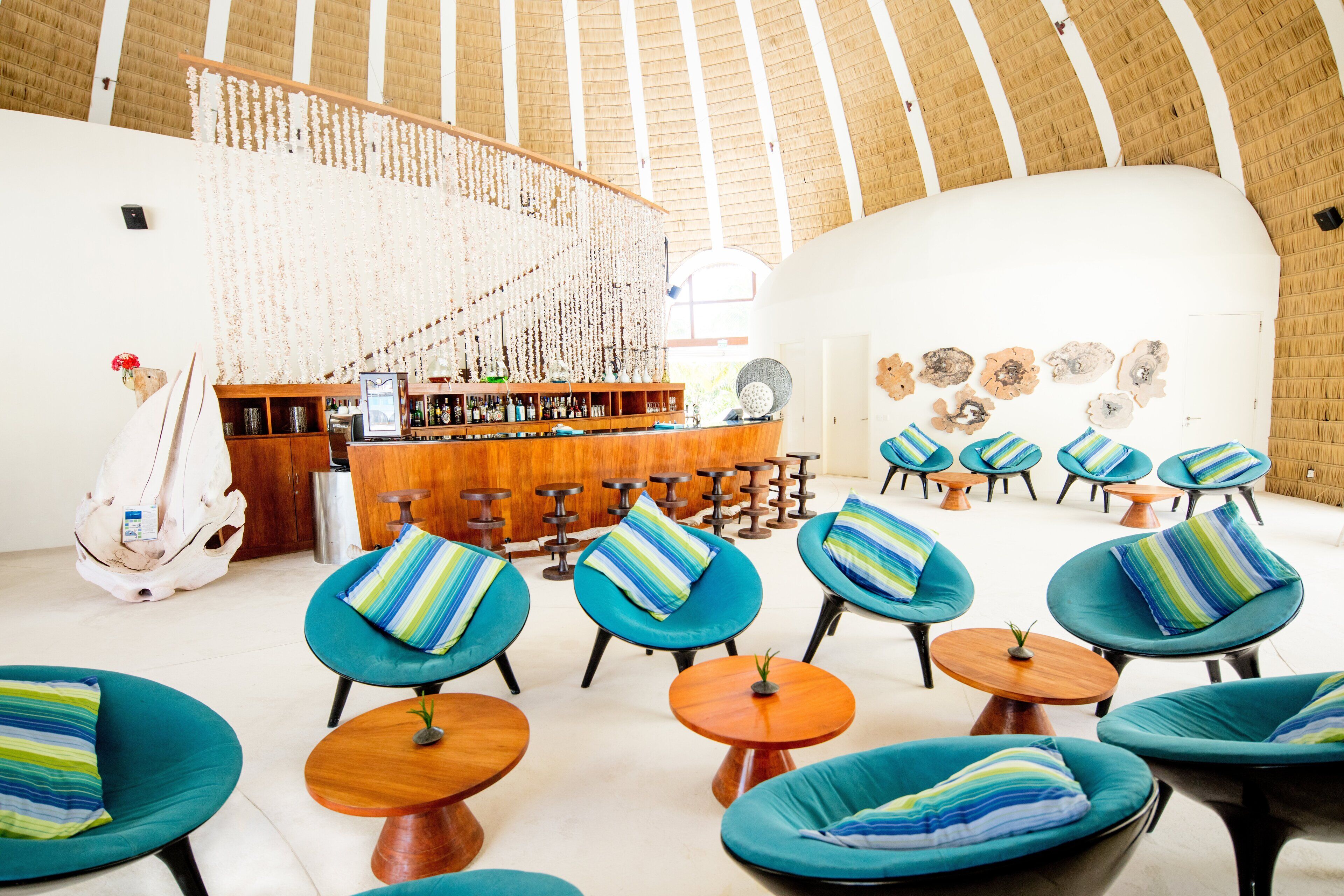 3 restaurants, breakfast, lunch, dinner served; international cuisine