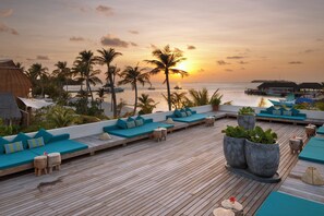 3 restoran, sarapan, makan tengah hari dihidangkan; masakan antarabangsa